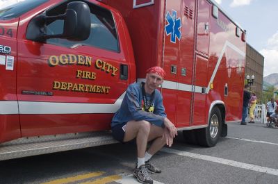 Позирование на фоне "скорой помощи". Нет, все нормально - просто решил выбрать фон покраснее.
