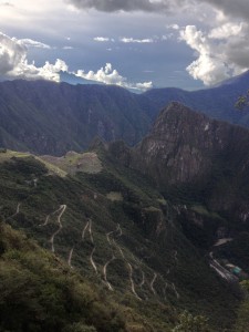 Змейка на склоне - это дорога из Aquas Calientes в Machu Picchu.